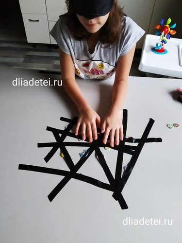 игры со скотчем +для детей, +чем занять детей дома,  развивающие игры +для детей логика мышления, игры +для развитие логики +для детей, игры дома +своими руками, развивашки дома, +чем можно занять детей дома, +чем занять детей +на каникулах дома